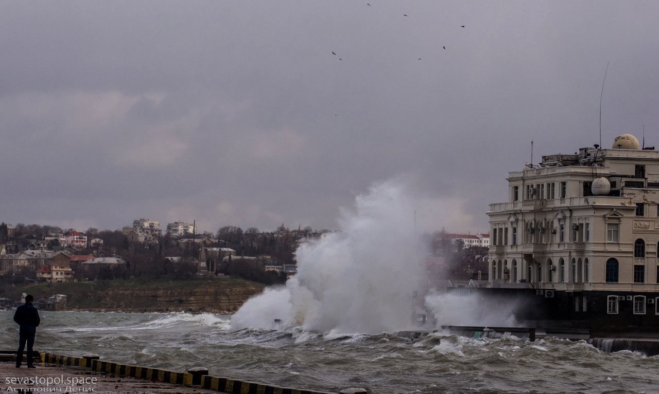 В Севастополе из-за урагана 27 ноября объявили выходным днем