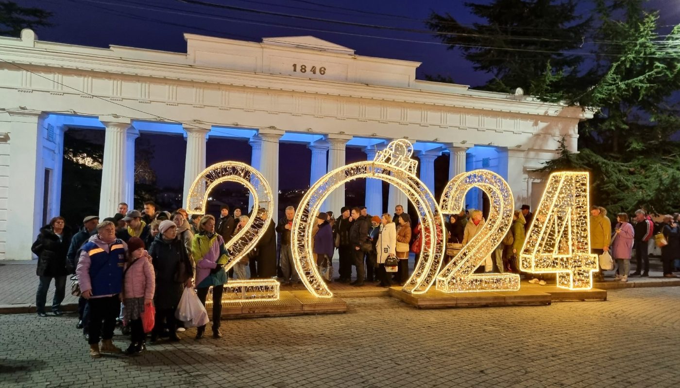 Севастополь украсили к новому году
