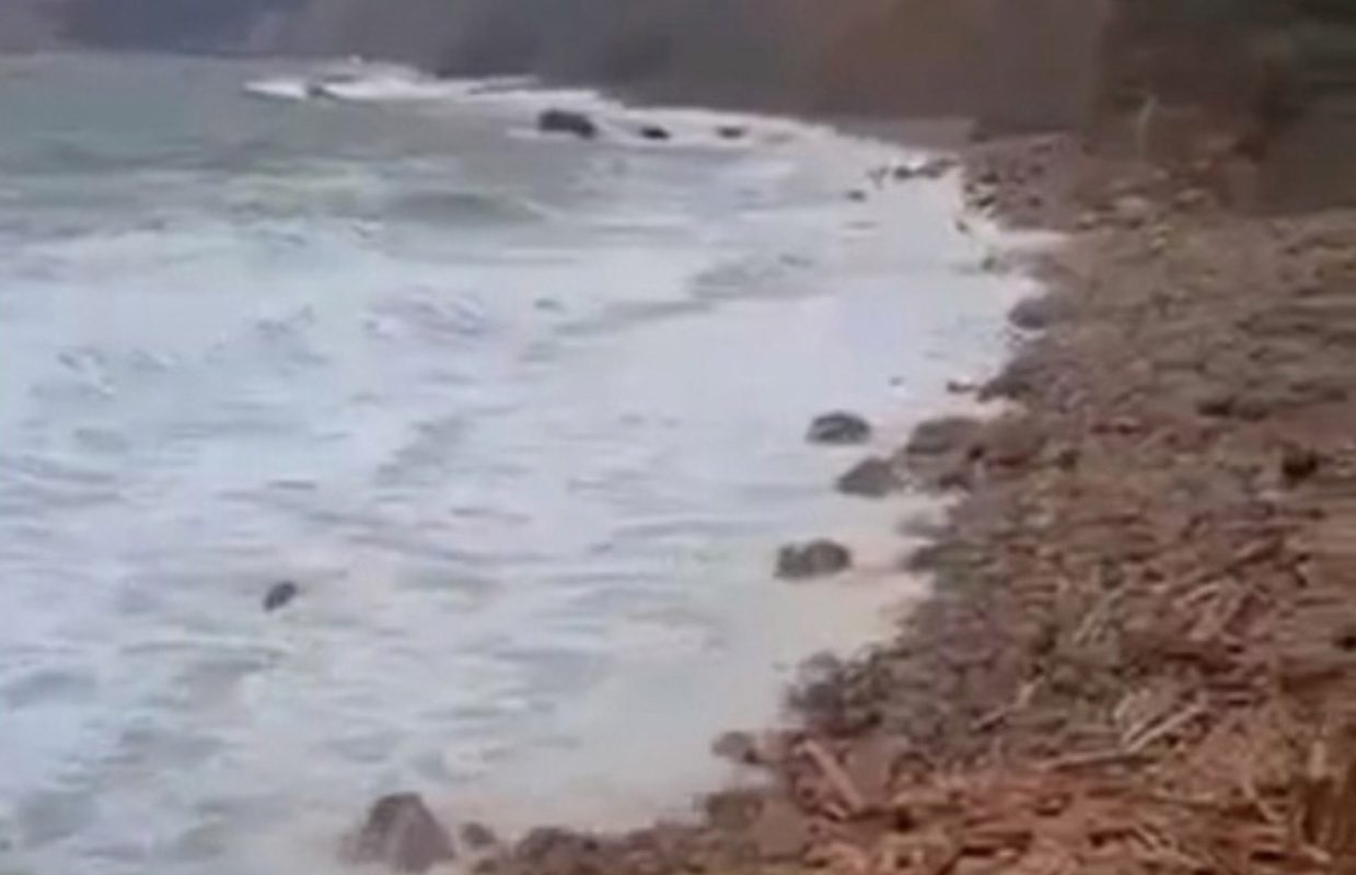 Из-за шторма в Балаклаве разрушило Золотой пляж.