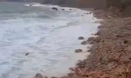Из-за шторма в Балаклаве разрушило Золотой пляж.