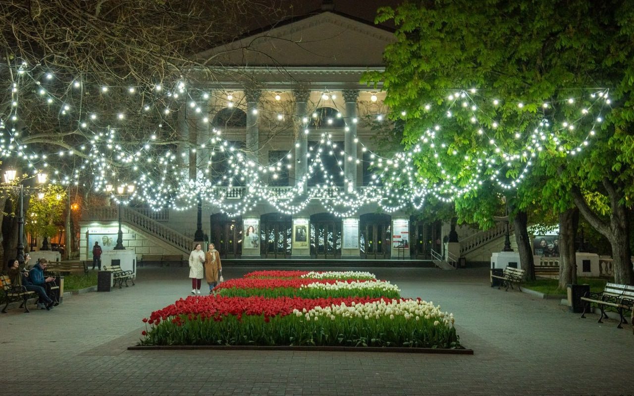 Ночной Севастополь: тюльпаны у театра Луначарского