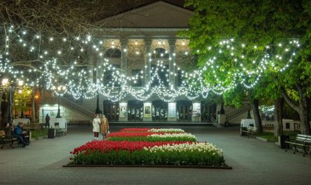 Ночной Севастополь: тюльпаны у театра Луначарского