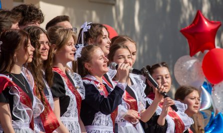 Сегодня в школах Севастополя звучит Последний звонок